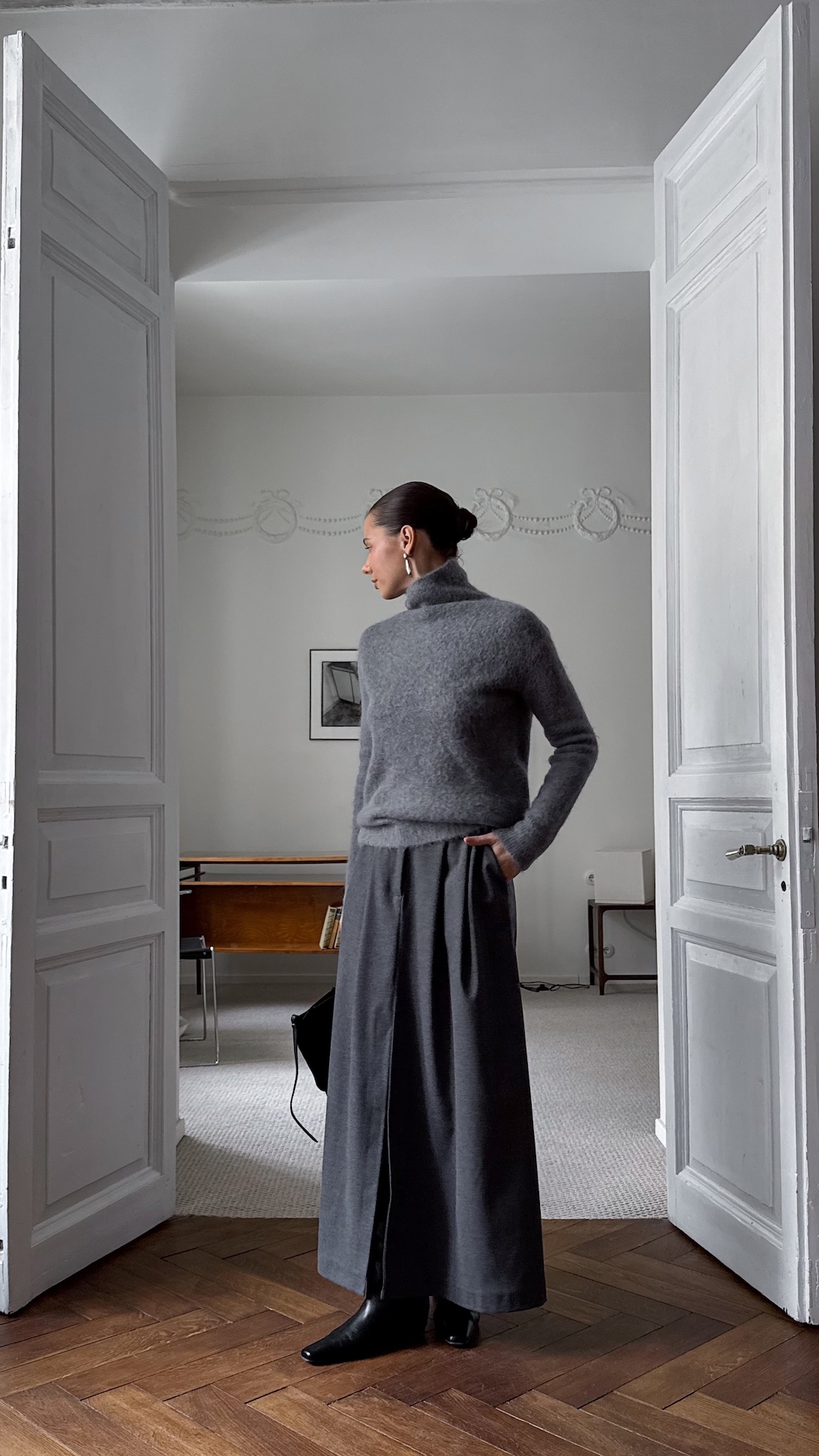 Юбка с защипами и разрезом