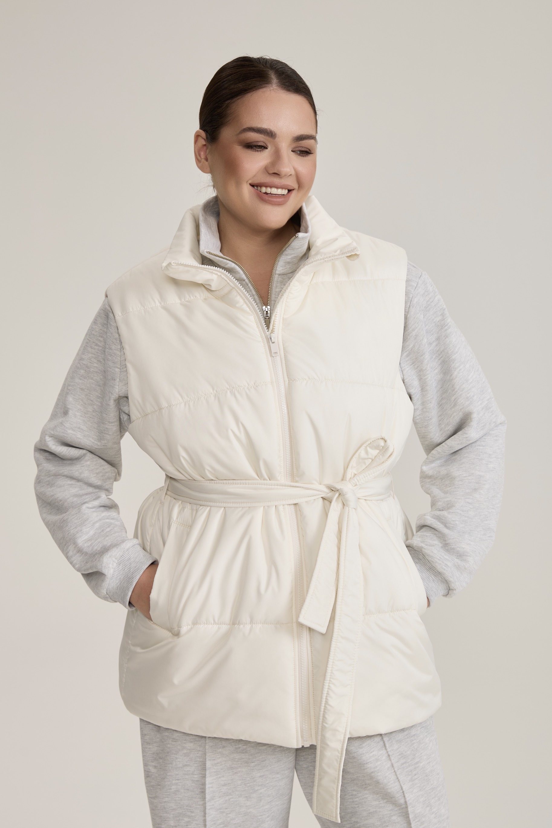 Жилет утепленный с поясом, молочный