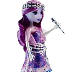 Ари Хантингтон с микрофоном. Добро пожаловать в школу монстров - БАТАРЕЙКИ СЕЛИ!