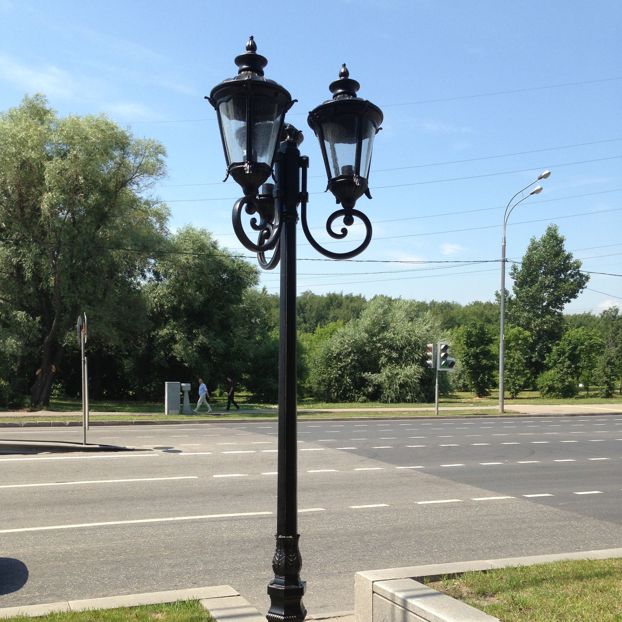 Фонари уличные на столбах красивые