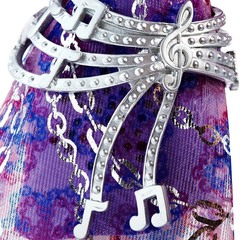 Ари Хантингтон с микрофоном. Добро пожаловать в школу монстров - БАТАРЕЙКИ СЕЛИ!