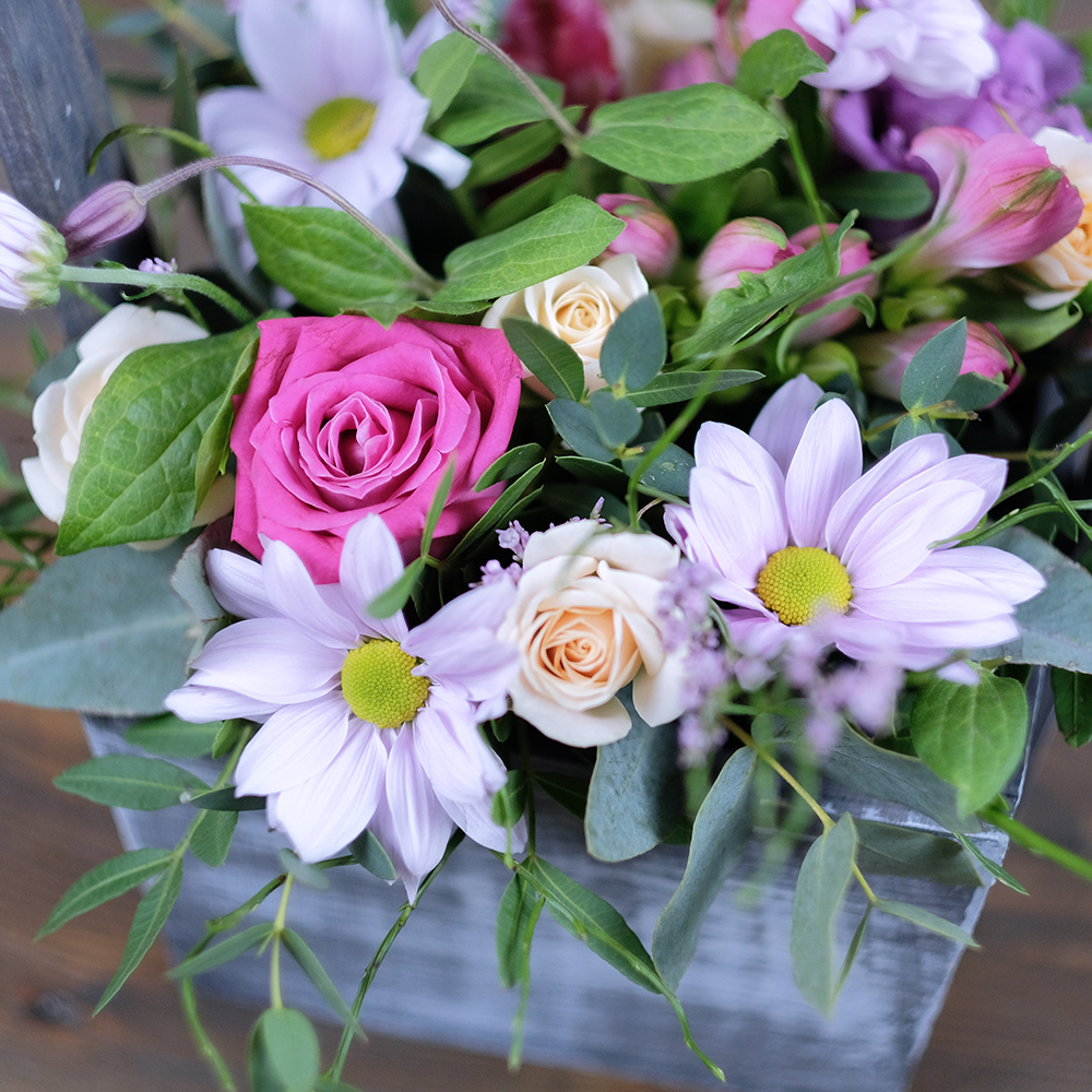 лучшие недорогие цветы. букет "хризантемы и розы". букет шикарный. букеты цветов бюджетный вариант. букет цветов.