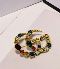 brosh-vintazhnaya-s-cvetnymi-kamnyami-v-forme-logotipa-gucci