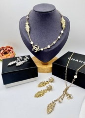 sergi-chanel-s-podveskami-peryshkami