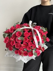 Цветочная корзина из розовых кустовых роз и эвкалипта размер M