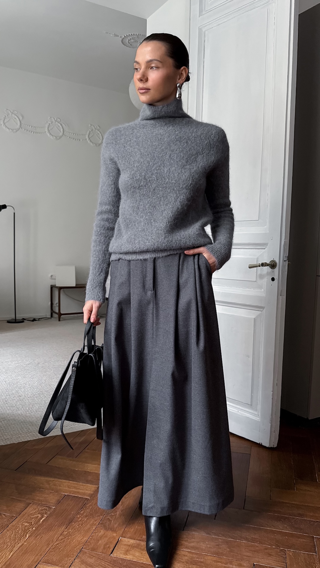 Юбка с защипами и разрезом