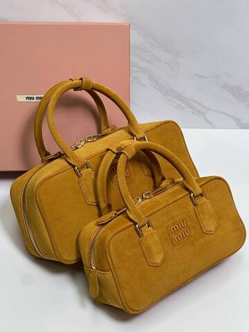 Замшевая сумка MIU MIU Arcadie matelasse, горчичный