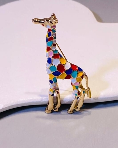 b071-brosh-zhiraf-s-vitrazhnoj-raznocvetnoj-ehmalyu