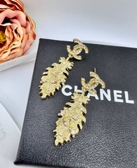 sergi-chanel-s-podveskami-peryshkami