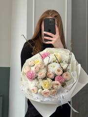 Букет из кустовых пионовидных роз, диантусов, хризантемы и форзиции