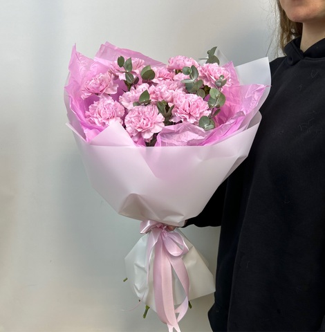 Букет из диантусов и эвкалипта