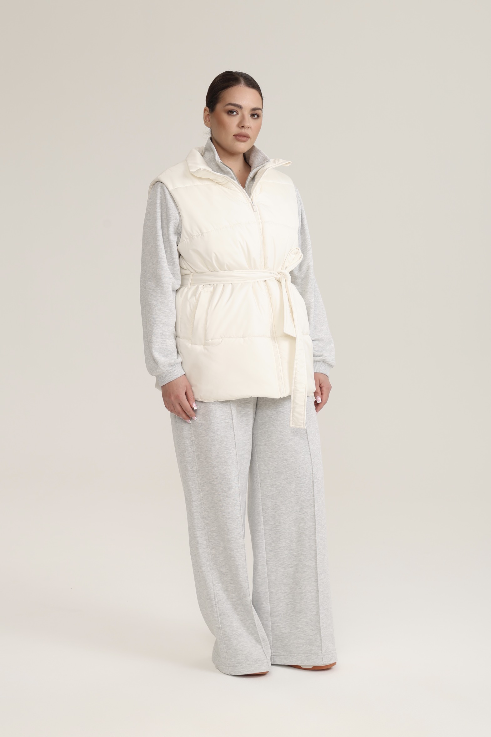 Жилет утепленный с поясом, молочный