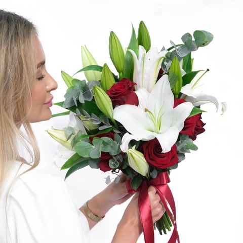 Букет с розами и лилиями