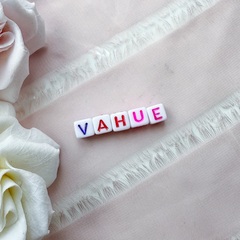 Надпись VAHUE
