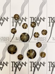 Пуговица пластиковая двухпрокольная (имитация роговой) (Пластик, Бежево-коричневый роговой, 15)