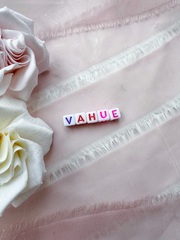 Надпись VAHUE