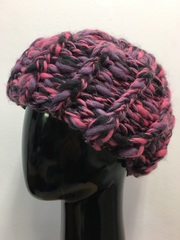 Стильная объемная шапочка с отворотом, серо-розовый меланж, связана вручную.
