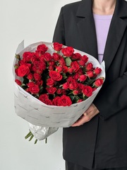 Букет моно из кустовых роз 15 шт в красном оттенке