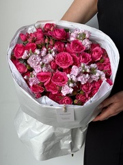 Букет из кустовых роз в ярком оттенке и кустовой маттиолы