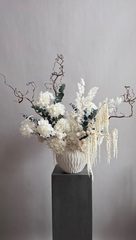 Композиция в кашпо Банксия