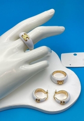 Стильное кольцо в стиле CELINE с белой/черной эмалью