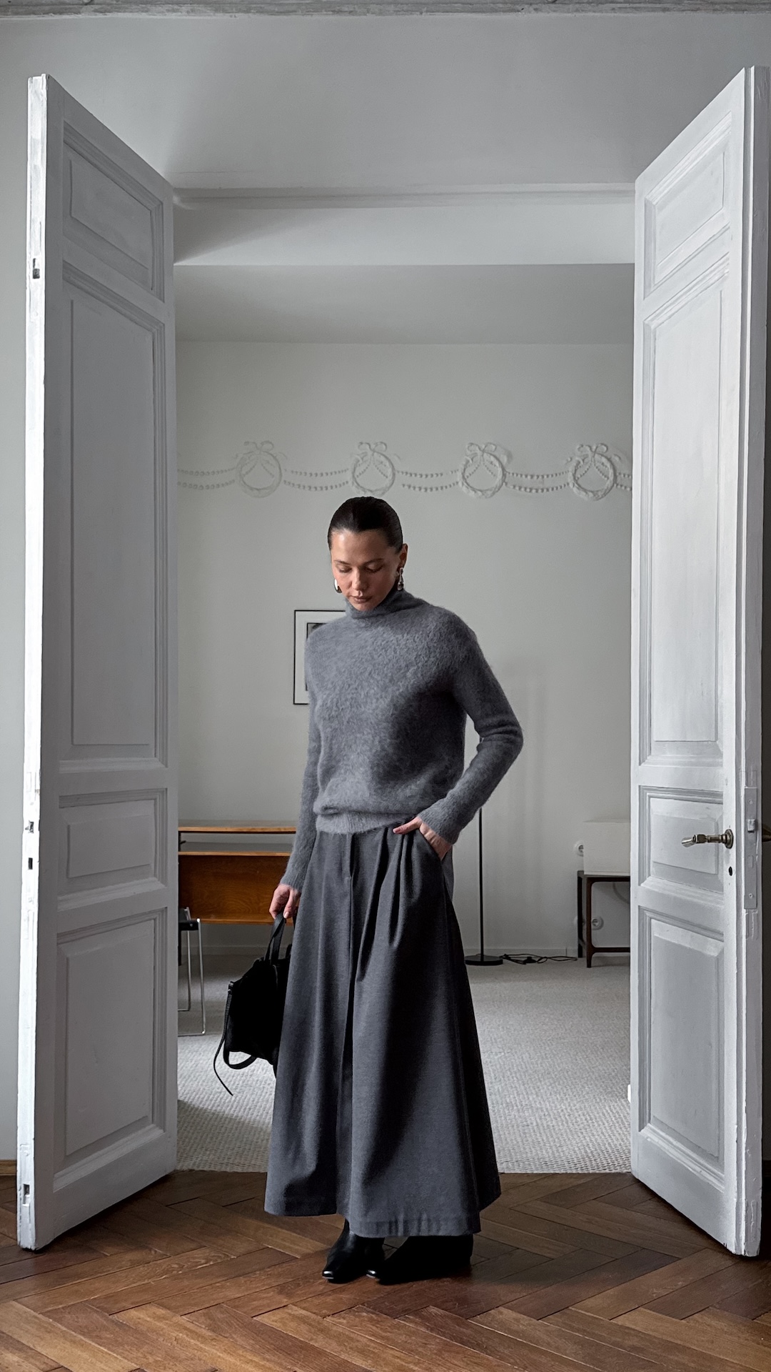 Юбка с защипами и разрезом