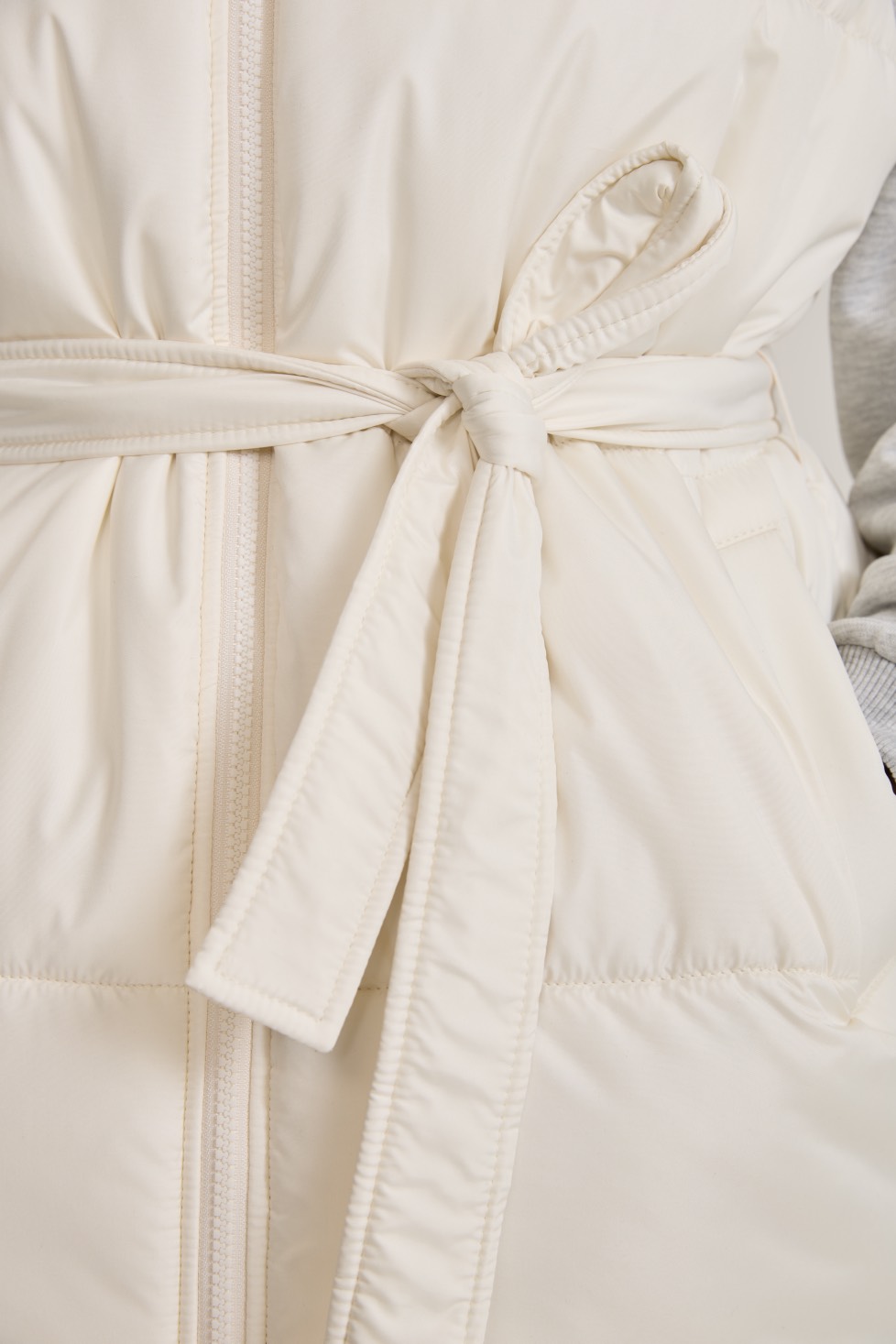 Жилет утепленный с поясом, молочный