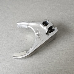 ВИЛКА 5-Й СКОРОСТИ AVEO 1,2 DOHC GM (-B072228) С ПРОРЕЗЬЮ И ОТВЕРСТИЕМ