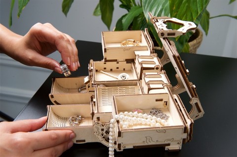 Антикварная шкатулка (Antique Box) от Ugears - деревянная механическая модель