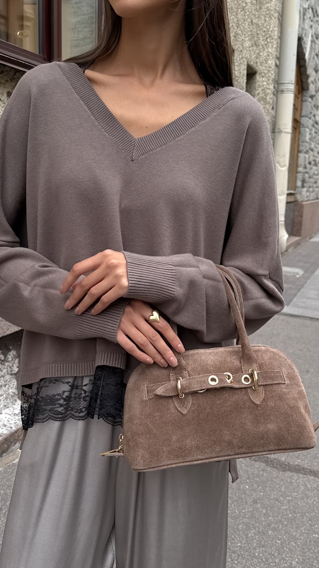 Джемпер с кружевом и бантом