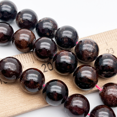 Гранат альмандин бусины (сорт Б), диаметр 10,6-10,8 мм, цена за 18 шт (1/2 нити)