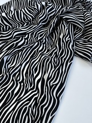 Вискоза штапель Зебра на черном фоне