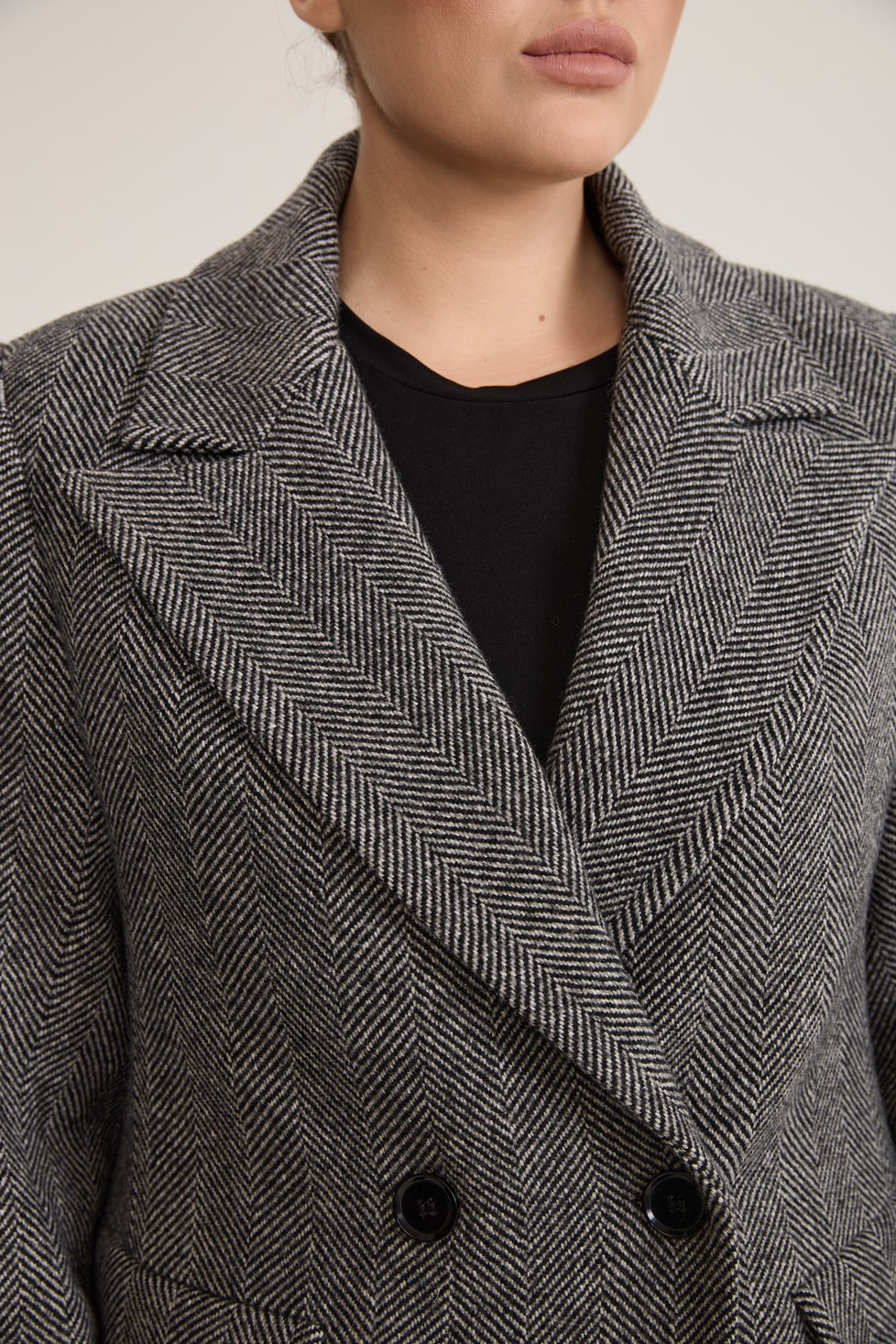 Пальто двубортное укороченное в елочку, черный