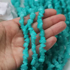 Тонированный кварц, бирюзовый, крошка, 7-11 мм, нить 70 см, К095