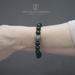 Браслет из нефритовых шариков Д 10мм "Летучая мышь".