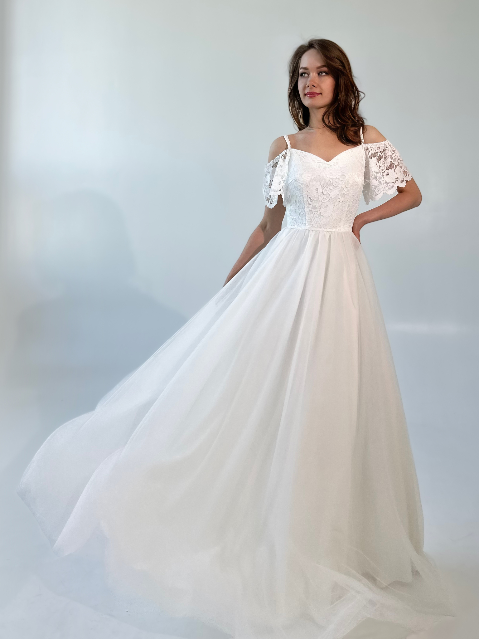 Свадебное платье с открытыми плечами и объемными рукавами (молочный)