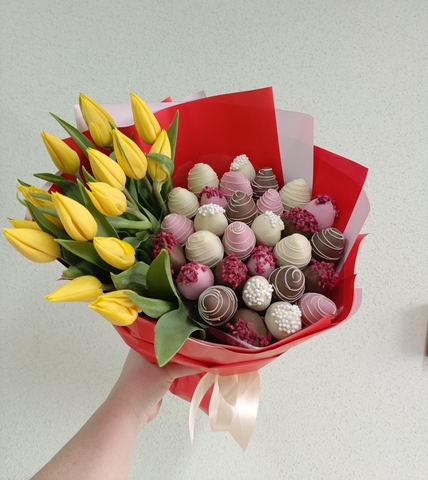 Тюльпаны и клубника в шоколаде