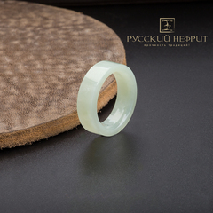 Кольцо из салатового нефрита глянцевое