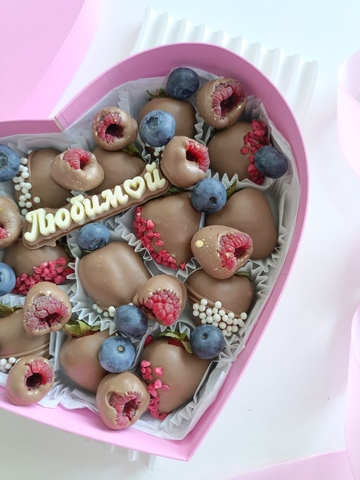 Сердце с клубникой и малиной в шоколаде
