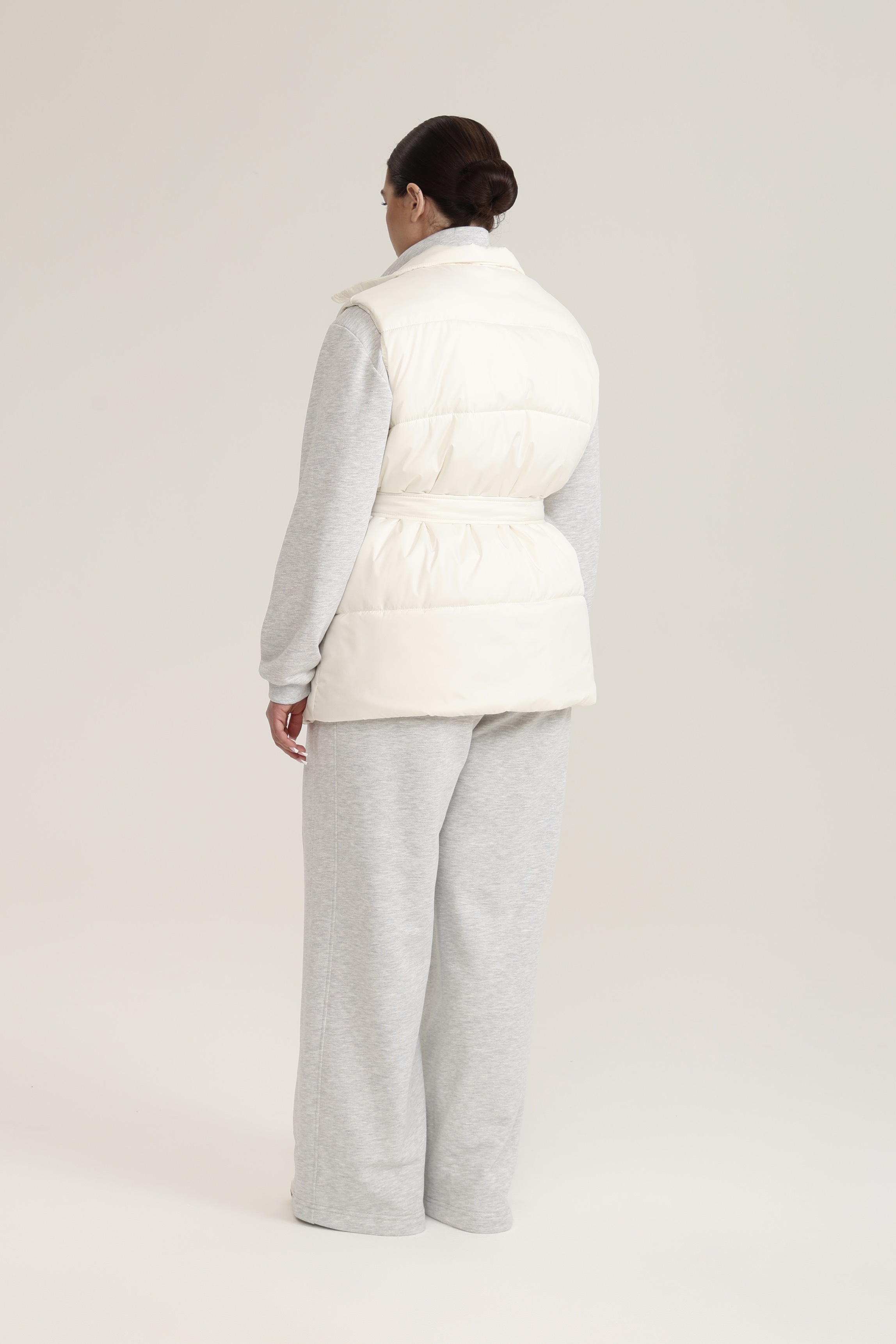 Жилет утепленный с поясом, молочный