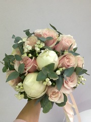 Свадебный букет из пионов, эвкалипта и одноголовых роз