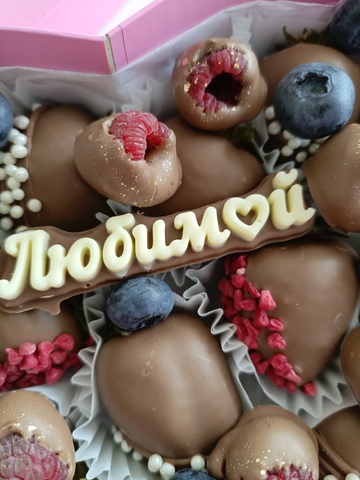 Сердце с клубникой и малиной в шоколаде