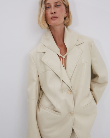 Жакет из искусственной кожи молочный