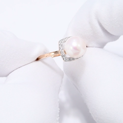 791208-kolco-iz-zolota-s-zhemchugom-i-fianitami