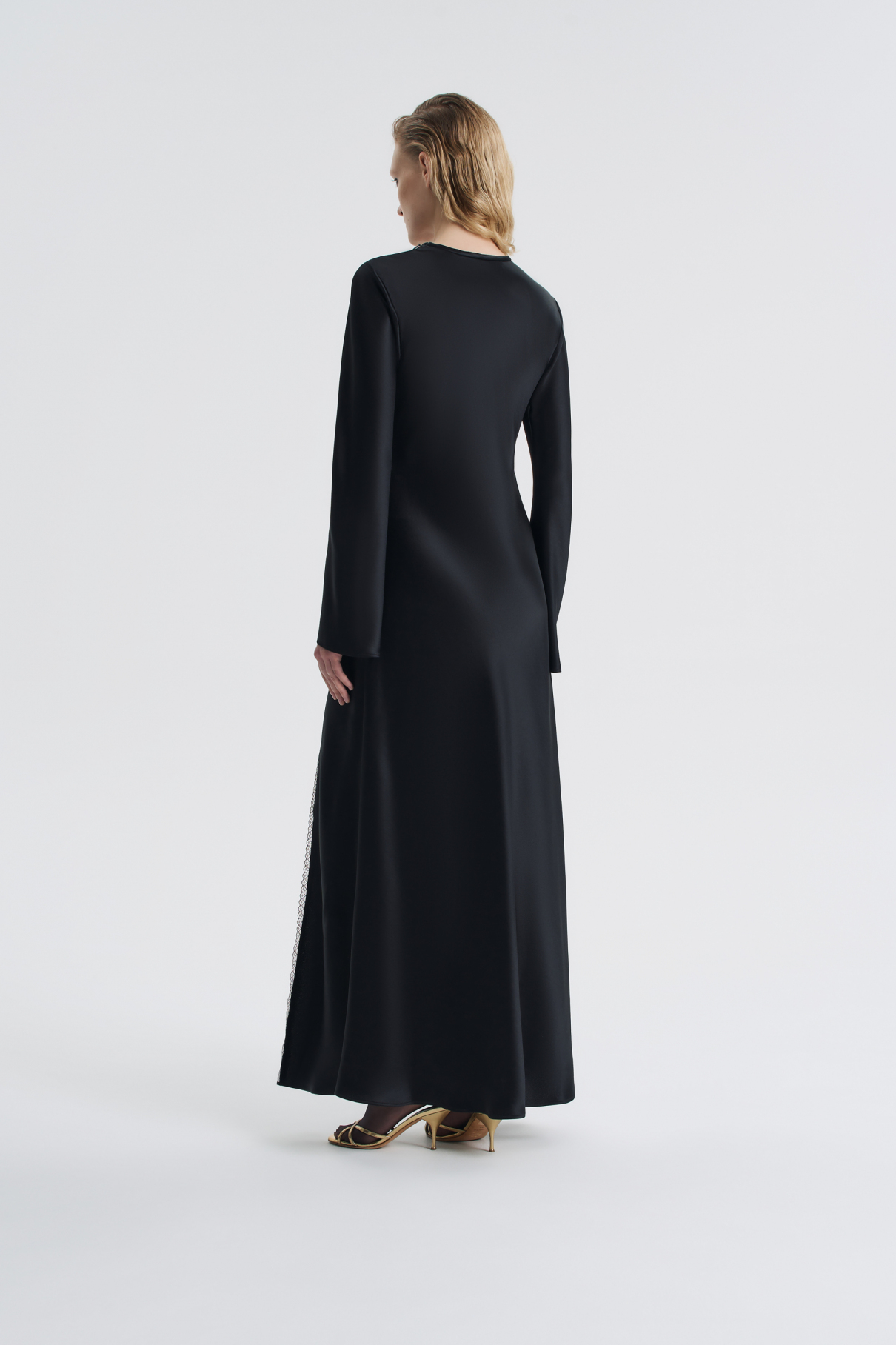 Платье с разрезом и кружевом