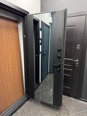 Входная дверь в квартиру Лабиринт Лаб про 1 Велютто кофе с зеркальной вставкой Максимум Кварц черный