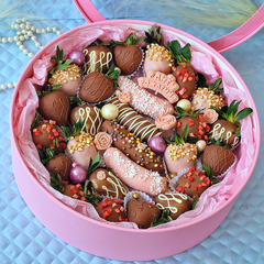 Подарочный набор из клубники в шоколаде "Алиса в стране Чудес" фото 1