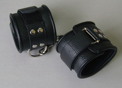 Чёрные кожаные наручники с ремешком с двумя карабинами - Sitabella BDSM accessories 3053-1
