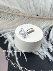 Кольцо серебряное с крупным цирконом