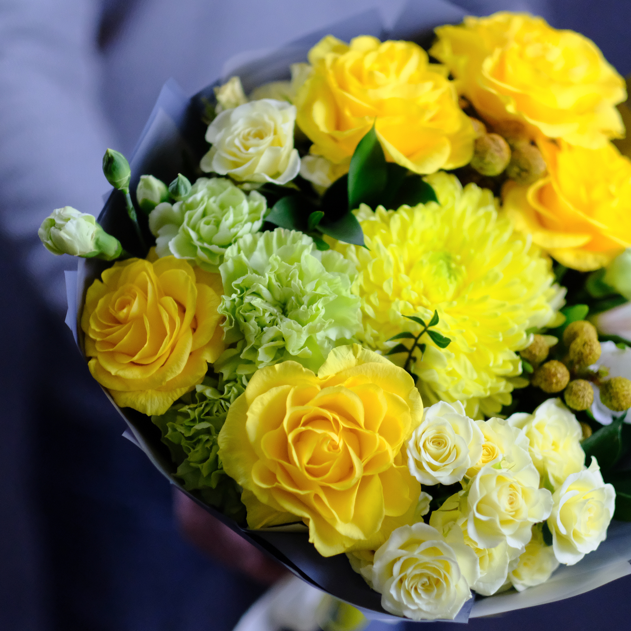 Букет #361 с лимонными розами и премиум-хризантемой